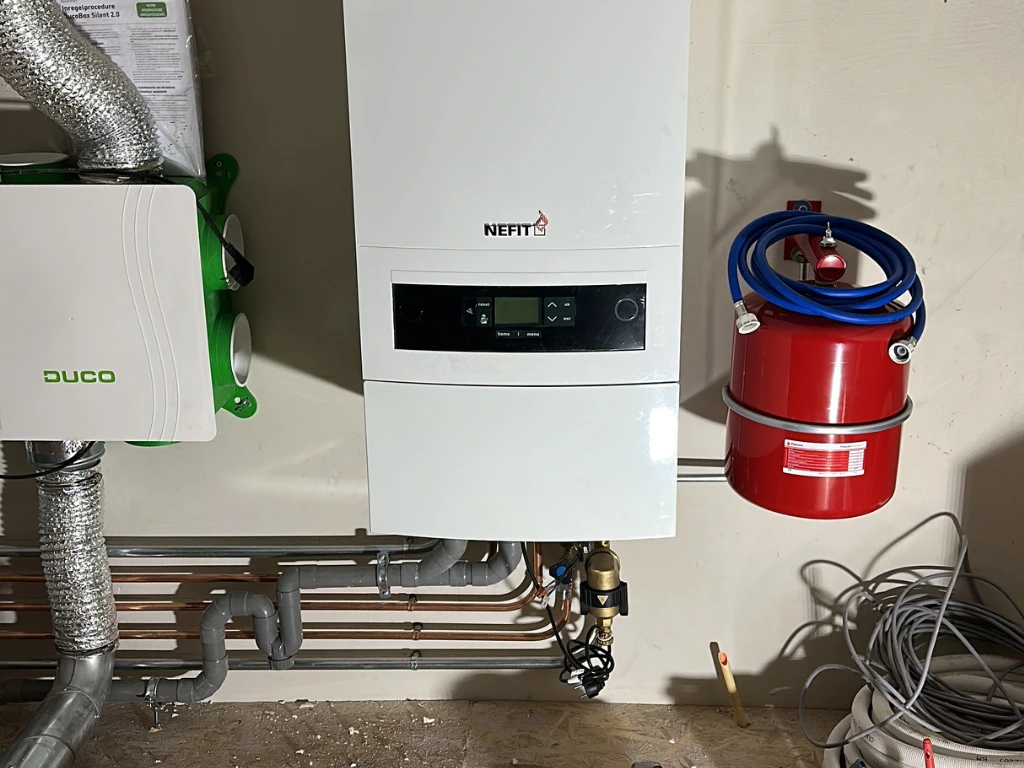 Nieuwe cv-installatie met strak leidingwerk