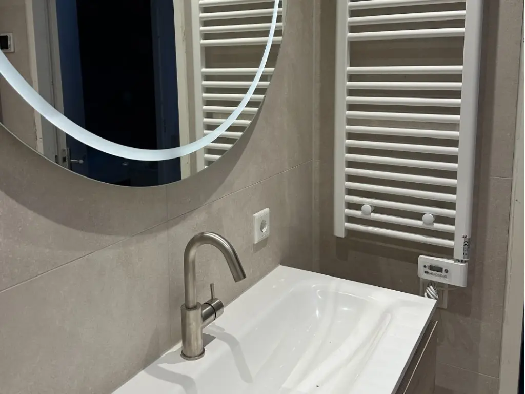 Warme en moderne badkamer met houtlook